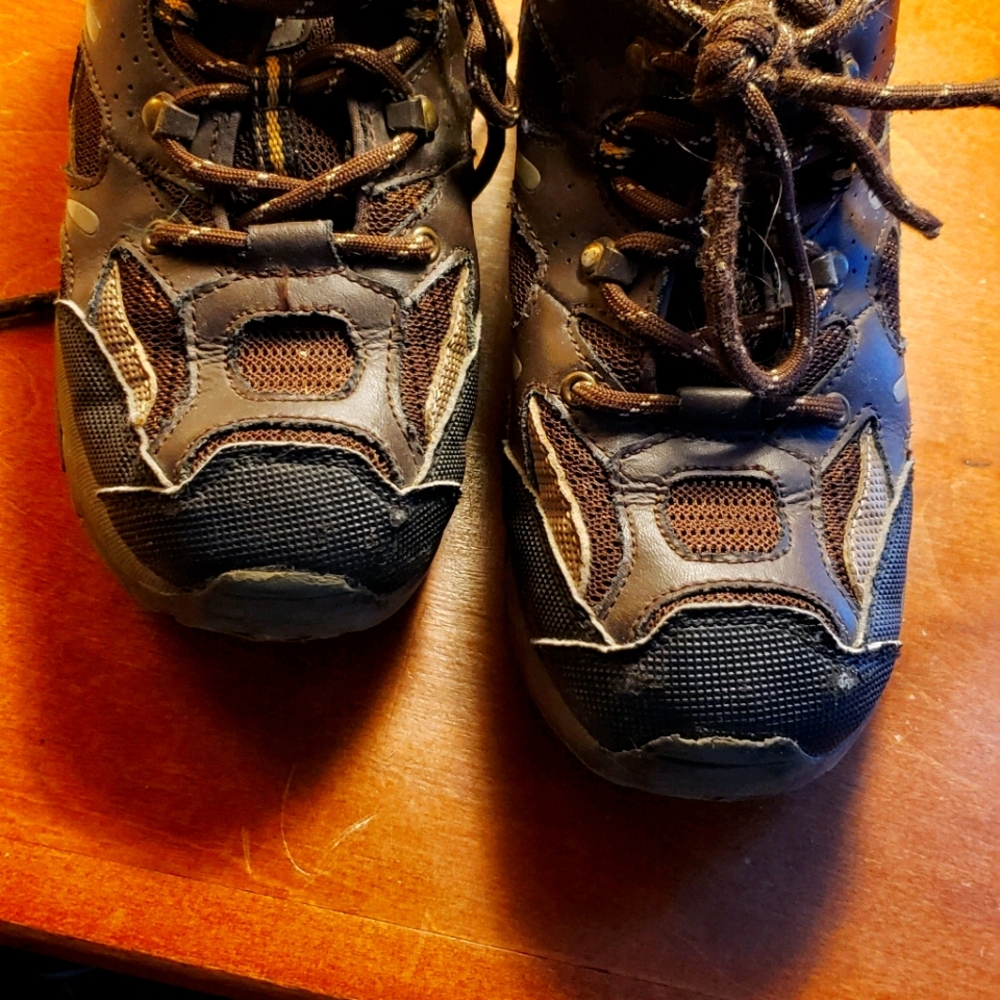Boys hiking shoes size 4
